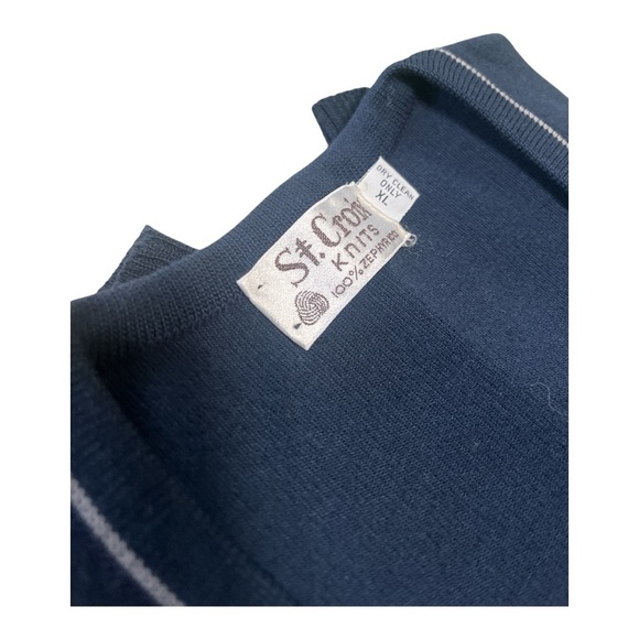 Elegant V-Neck Sweater in Deep Blue - Picture 5 of 8